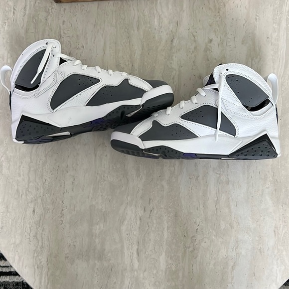 Air Jordan Retro (GS Size 6) Have been used once,